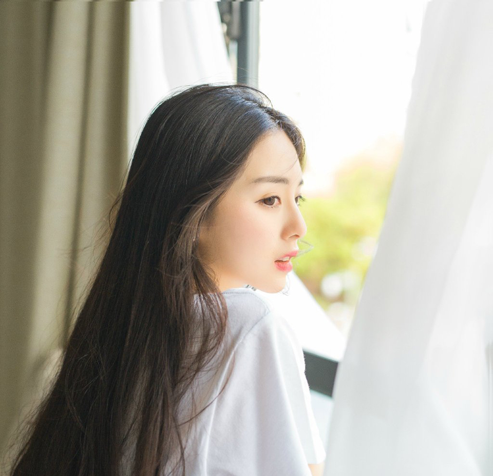“等等，他不能走！我等……”众人一看刘璋就这么被人带走了，而且丝毫没有在意他们的意思，这怎么行，一名士族带着家丁想要阻拦刘璋车架。